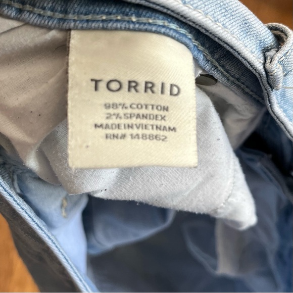 Torrid Size 16 Distressed Jean Shorts Light Wash - Picture 4 of 4